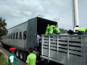 Empresas entregando material