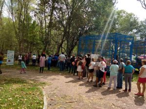 Ciudadanos esperando en el reciclatron